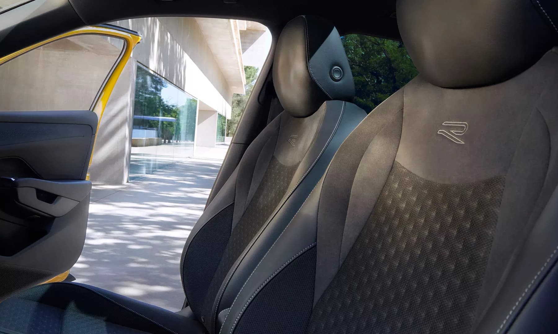 New Volkswagen T-Roc — photo 8 of 8